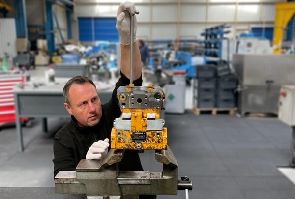 Mise en position de la culasse sur cette pompe A4VG56 par notre technicien